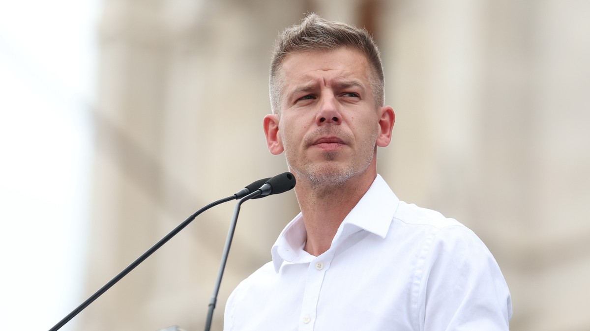 Magyar Péter a lebombázott kijevi gyermekkórház elől jelentkezett be: „Számíthatnak Magyarországra, ha a rossz és a jó között kell választani” – videó