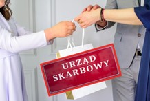 Od prezentów i kopert na komunię zapłacisz podatek w 2026 r. Coraz częściej skarbówka informowana o prezentach