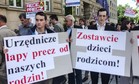 Protest przed MEN. "Ręce precz od naszych dzieci"