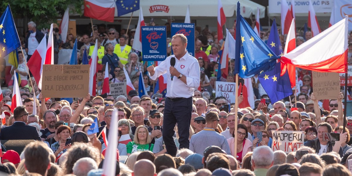 Donald Tusk w obronie praw kobiet podczas wiecu w Poznaniu.