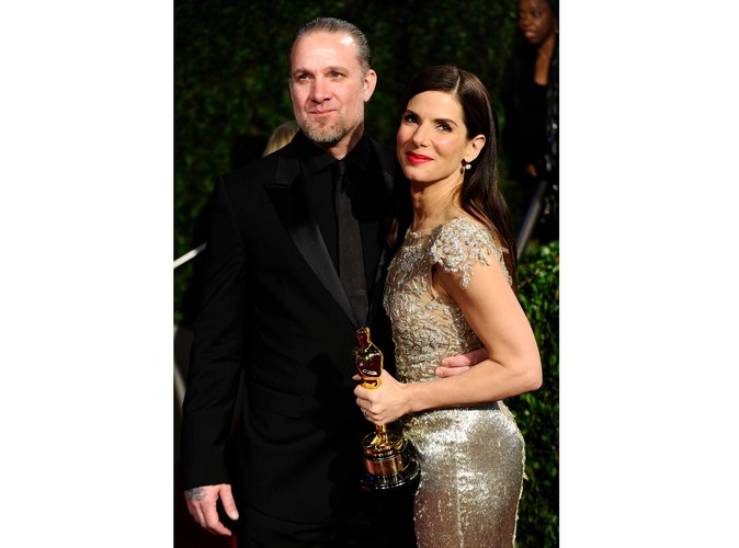 Jessie James dumnie obejmował Sandrę Bullock na gali wręczenia Oscarów, kilka dni później okazało się, że od lat nałogowo zdradzał ją z wytatuowanymi kobietami