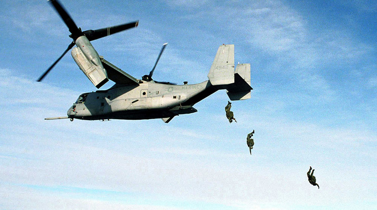 Az amerikai tengerészgyalogság V-22 Osprey típusú repülőgépe zuhant le, a fedélzeten lévőkről egyelőre nincs információ, mert a rossz idő miatt a gép maradványait egyelőre nem sikerült elérni / Fotó: Wikipédia