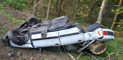 Masakra. Roztrzaskali się o drzewo. Trudno rozpoznać markę wraku