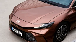 nowa toyota rozbiła bank. ma silnik 2.5 i spala 4,8 l na 100 km. cena hitem