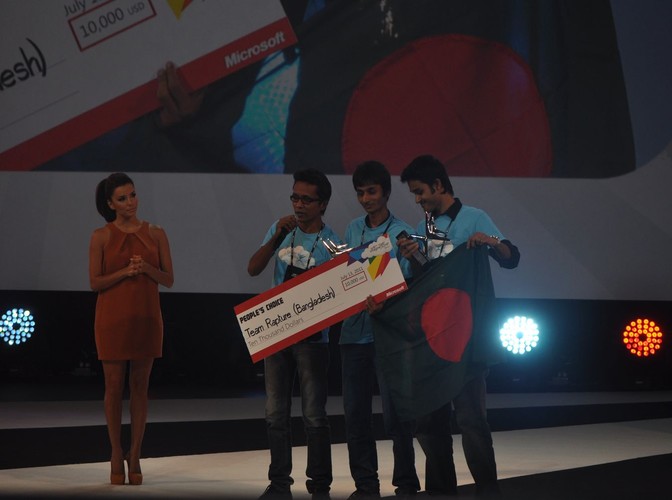 Gwiazda wręcza nagrodę publiczności