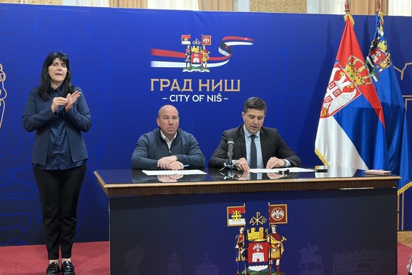 Tumač za znakovni jezik na konferencijama za medije Grada Niša