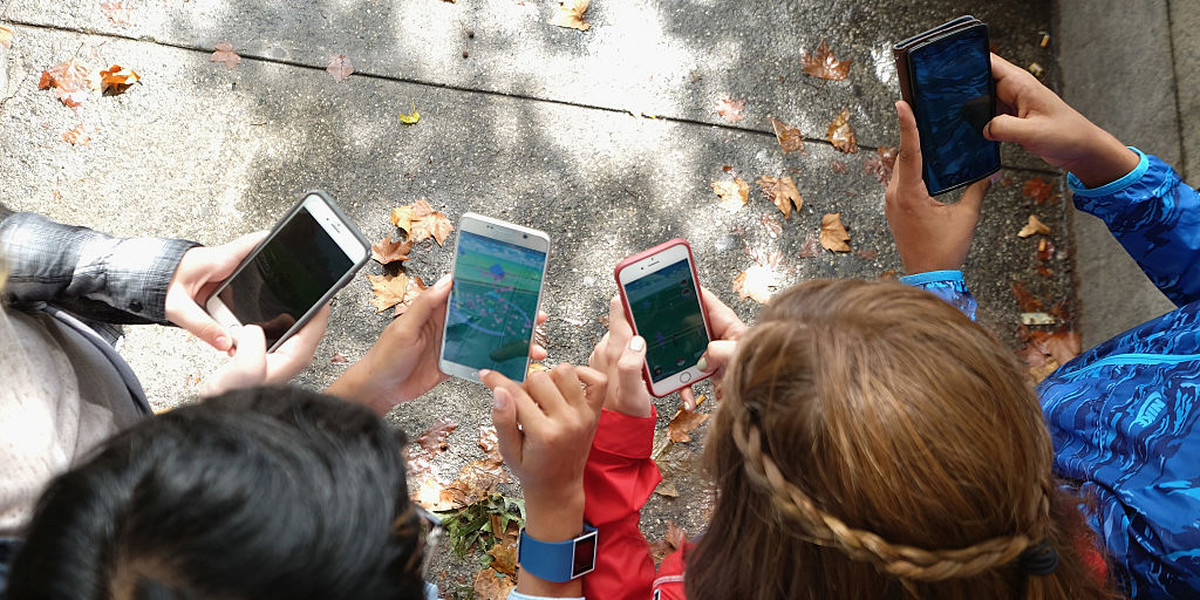 Gra Pokemon Go wykorzystuje rozszerzoną rzeczywistość - smartfonem trzeba łapać potworki rozlokowane w różnych miejscach w swojej okolicy