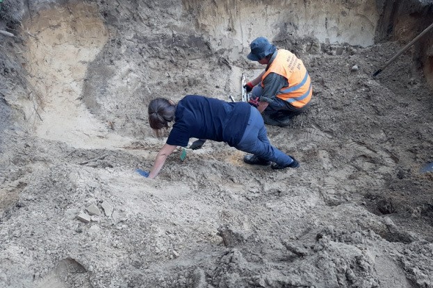 Archeolodzy Biura Poszukiwań i Identyfikacji IPN Róża Dylewska i dr Tomasz Borkowski, przygotowują obiekt ziemny do dokumentacji