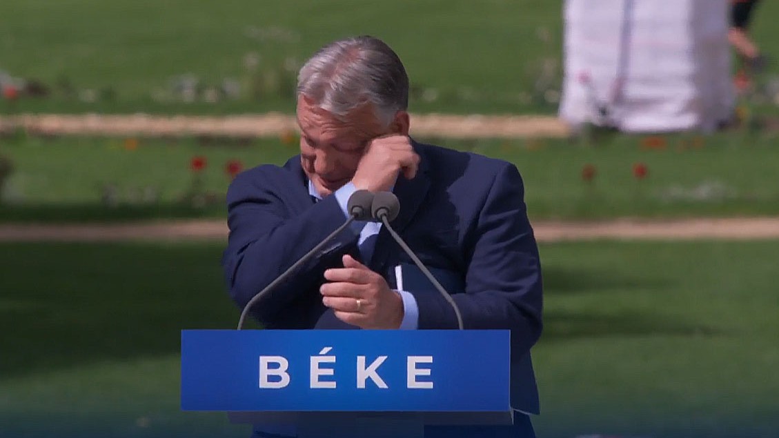 Létezik? Orbán Viktor elsírta magát a meghatottságtól, miközben zúgott a &quot;Viktor! Viktor!&quot; a békemeneten – Videón a jelenet