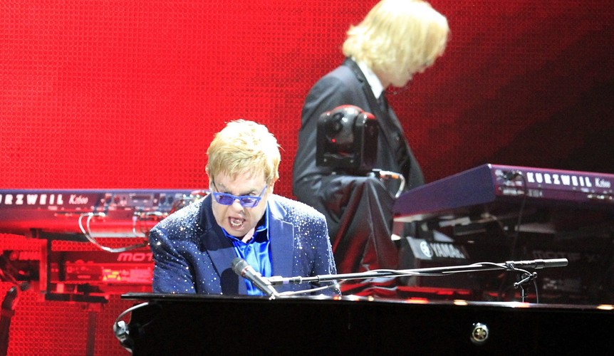 Elton John podczas koncertu w Madrycie