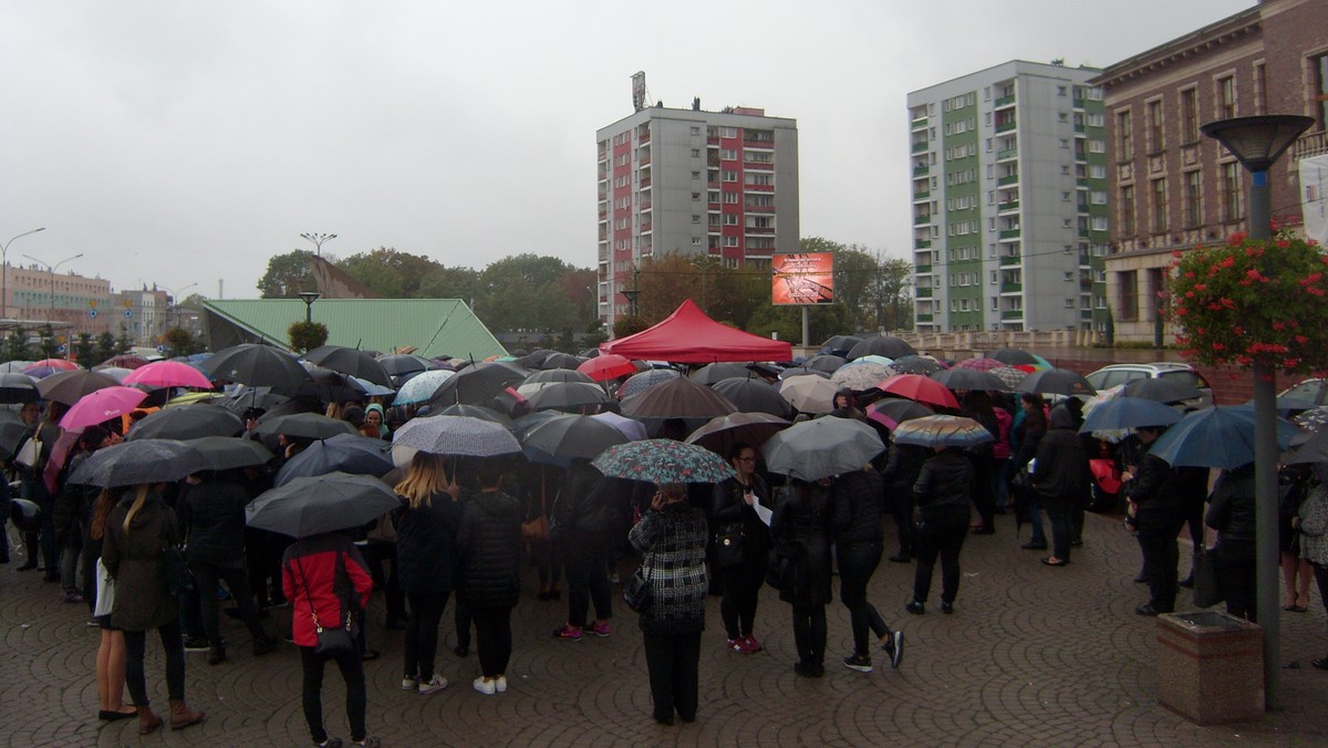 Około 200 osób weźmie udział w lokalnej odsłonie Strajku Obywatelskiego w Dąbrowie Górniczej, w sprzeciwie wobec polityki prowadzonej przez rząd Prawa i Sprawiedliwości. Protestujący, którzy jutro wyjdą na ulice w całej Polsce, domagają się m.in. dymisji rządu Beaty Szydło i wycofania się z reformy oświaty.