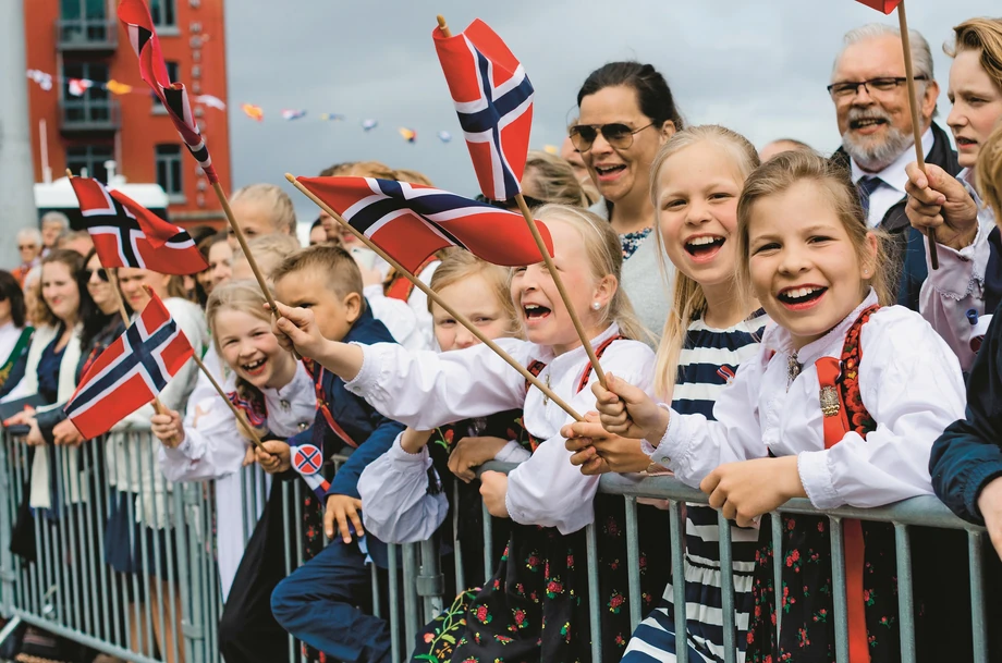 Polak żyje w ciągłym napięciu, w gotowości na kolejną katastrofę czy kryzys, cechuje go czarnowidztwo i martwienie się na zapas. Norweg wierzy, że wszystko będzie dobrze