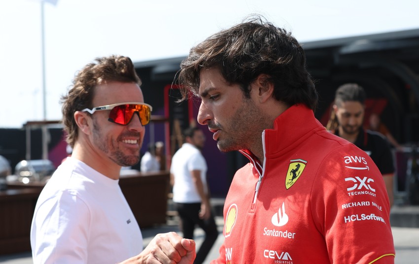 Fernando Alonso (Aston Martin) i Carlos Sainz Jr (Ferrari)