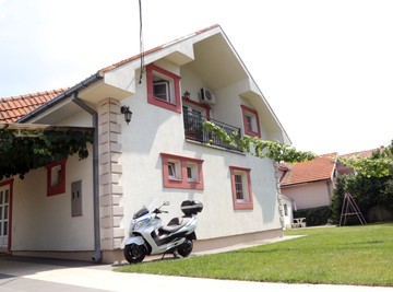 Od blata i šupe do pravog raja: Zavirite u renovirani dom voditeljke 'Dnevnika', kuhinjom dominira upečatljiva boja(FOTO)