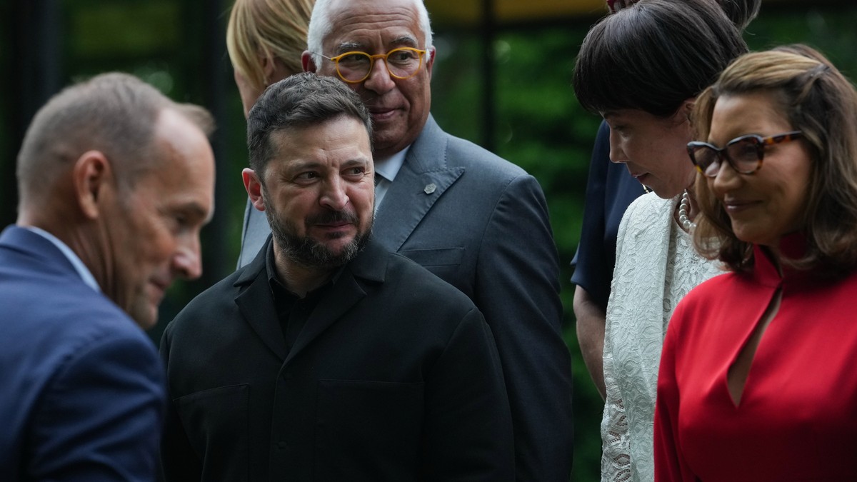 Volodimir Zelenski sa svetskim liderima na samitu G7 u Evijanu 16. juna