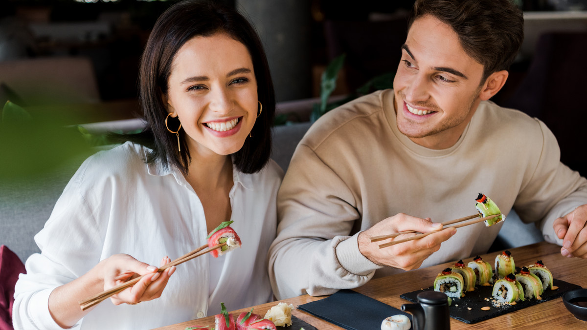 Jak trzymać pałeczki do sushi? Prosta instrukcja