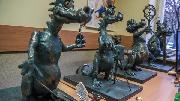 Spotkamy smoka geodetę, turystę i malarza, smoka z rybą, latawcem oraz mapą. Krakowskie potwory nie będą ani ziały ogniem, ani nie będą szczególnie groźne.