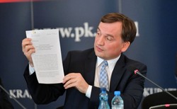 Ziobro: To rząd PO-PSL zrobił "prezent dla mafii lekowej". Teraz toczą się trzy poważne śledztwa