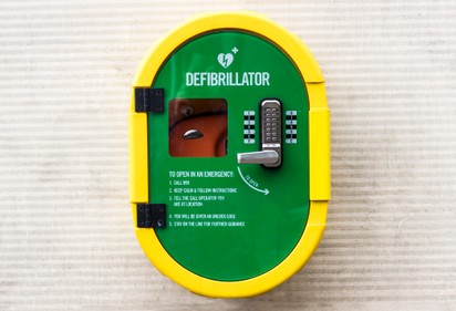 Defibrillátorokat szerelnek fel az újpesti óvodákba