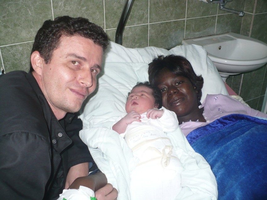 Diane-Anđela Spasojević sa bebom i suprugom odmah nakon porođaja