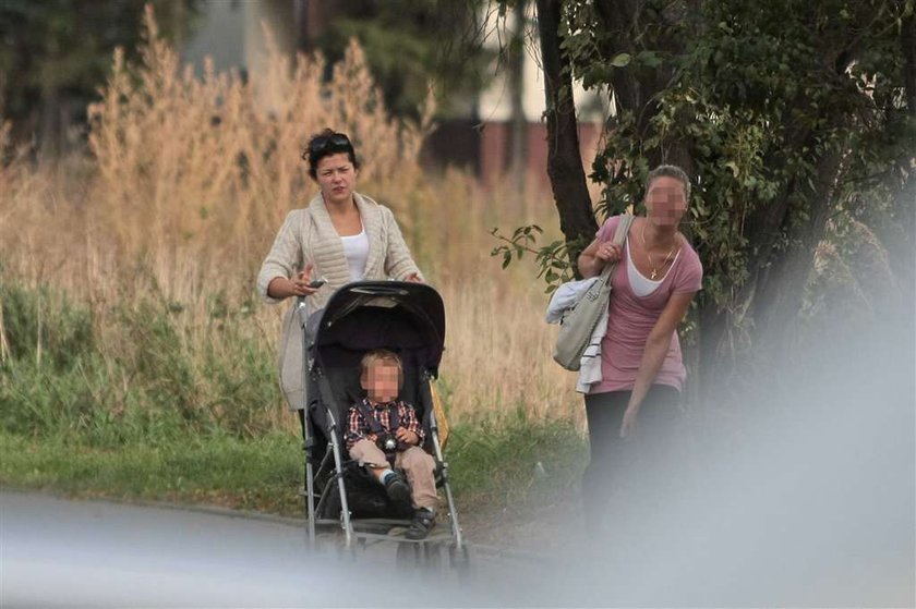 Kasia Cichopek jak zwykła mama. Bez makijażu na spacerze