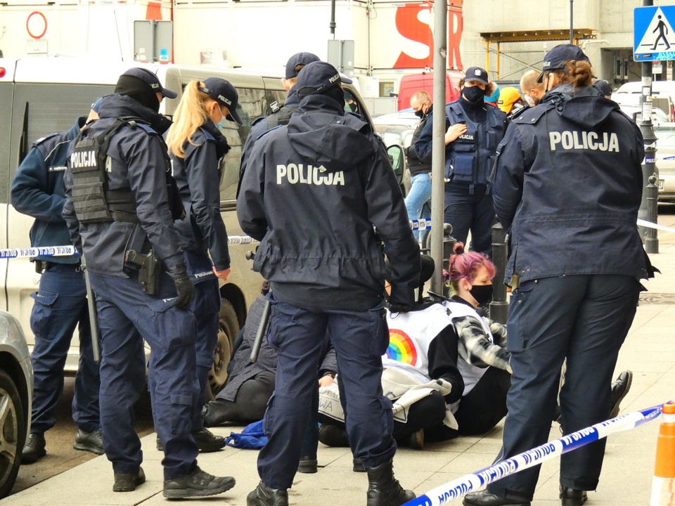 Protesty w kilku miejscach w Warszawie. Aktywiści przykuli się do ogrodzeń, rozwiesili wielki baner