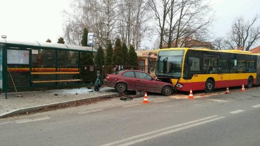 Pijany w bmw wjechał w autobus