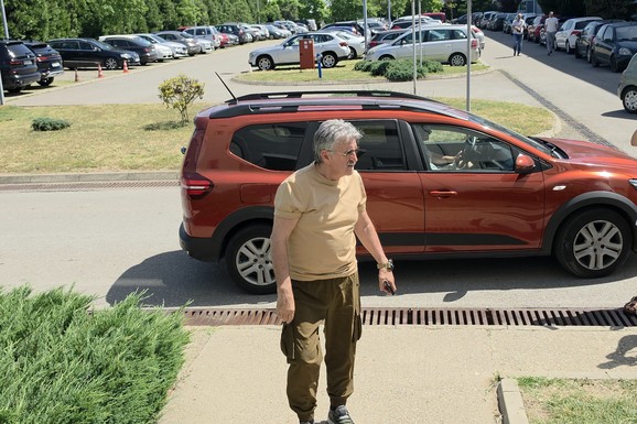 U DŽEP STAVIO OZBILJNE PARE Evo koliko je Bosanac zaradio od žiriranja u "Pinkovim zvezdama", cifra je prava sitnica