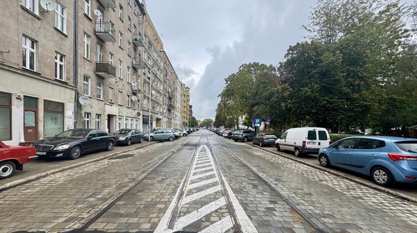 Na ulicy Zielińskiego są jeszcze stare tory tramwajowe. Miasto chciałoby się ich pozbyć z jezdni