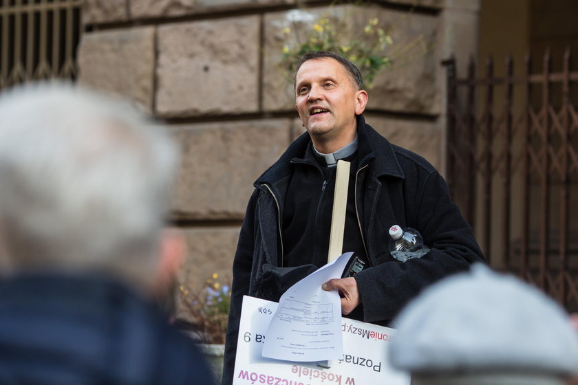 Salezjanie mieli już dość krnąbrnego księdza. Załatwili mu eksmisję