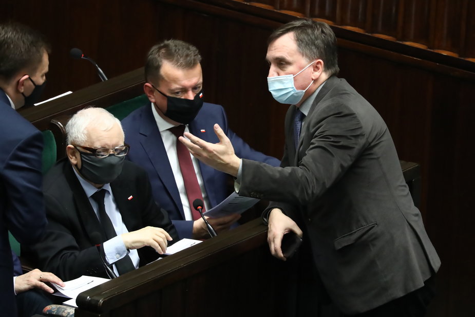 Jarosław Kaczyński i Zbigniew Ziobro — prezes PiS ściga się na antyunijną retorykę z Solidarną Polską, która wprost mówi o wystąpieniu z UE i sobie tylko znanym sposobem wylicza, że Polska już dziś dopłaca do Unii