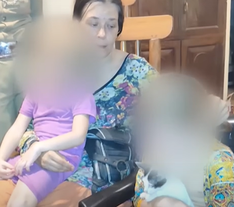 V jaskyni žila s dvomi malými dcérami.