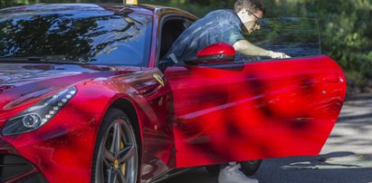 W tyle Lewandowski zarabia na swoje ferrari