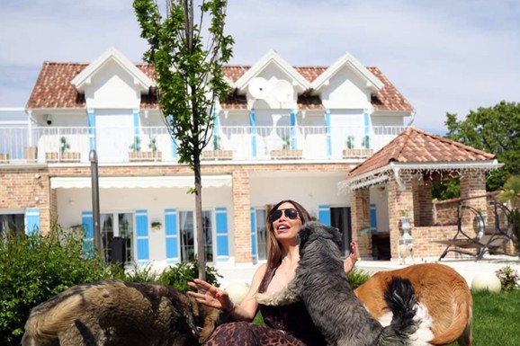 POZNATA VODITELJKA POKAZALA DVORAC U KOJEM ŽIVI! Izula se bosa i uživa sa svojim čoporom pasa: "Plakala sam kad je završen bazen, ova kuća je moja vizija idealnog života"
