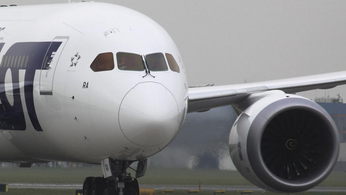 Pierwszy Boeing 787 Dreamliner należący do PLL LOT udaje się do centrum serwisowego Boeinga w Etiopii na wymianę akumulatorów - poinformował we wtorek PAP rzecznik spółki Marek Kłuciński. Chodzi o samolot, który od ponad trzech miesięcy był uziemiony na lotnisku w Chicago.
