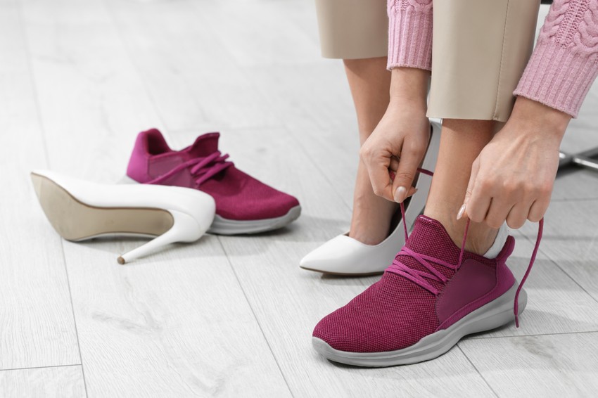 Hodanje bosih nogu kod kuće i pravi izbor obuće dodatno pomažu u smanjenju neprijatnog mirisa