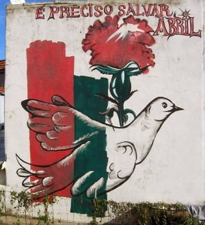 Mural upamiętniający rewolucję goździków z hasłem „Musimy chronić Kwiecień” (fot. Henrique José Teixeira Matos, opublikowano na licencji Creative Commons Attribution-Share Alike 1.0 Generic).