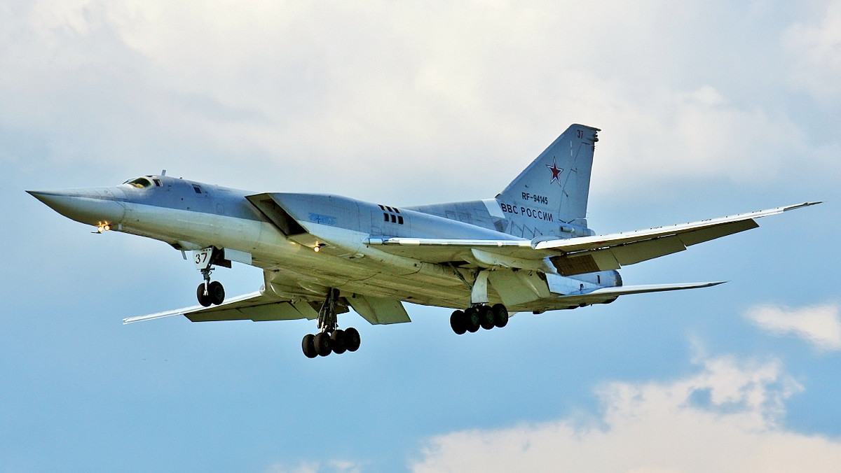 Jest zdjęcie bombowca Tu-22 zniszczonego na lotnisku w Rosji przez drony