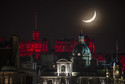 Grant Ritchie  - cienki sierp księżyca nad Zamkiem w Edynburgu podczas Bożego Narodzenia w 2014 r.