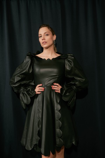 Rami gyönyörű, letisztult hajjal 2023-ban, a GLAMOUR Women of the Year gálán