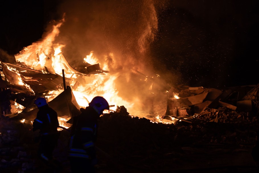 Charków. Strażacy walczą z pożarem spowodowanym przez nocny atak Rosjan