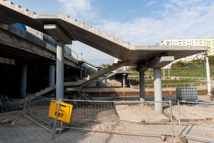 Trwa remont schodów na przystanku PST Kurpińskiego