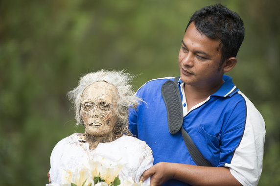 Ma’nene - rytuał opieki nad ciałami zmarłych odprawiany przez Toradżów, Celebes, Indonezja