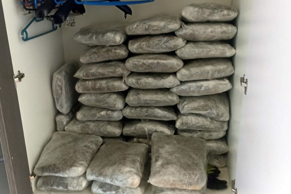 MARIHUANA, HEROIN...Velika zaplena policije u Beogradu: Pretresli stan i automobil dvojice Pribojaca, evo šta je sve pronađeno (FOTO)