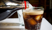 Cola "cudownie" pomaga na ból brzucha? Takie są wyniki badań