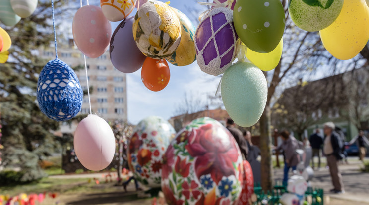 Húsvéti dekoráció a tapolcai tojásparkban / Fotó: MTI / Katona Tibor