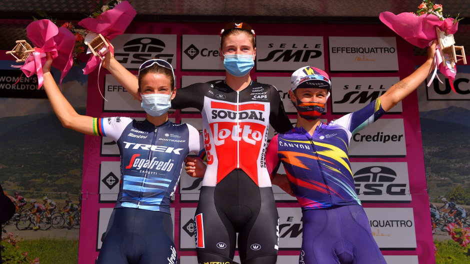 Lotte Kopecky (po środku) oraz Kasia Niewiadoma (po prawej) na podium Giro d'Italia 