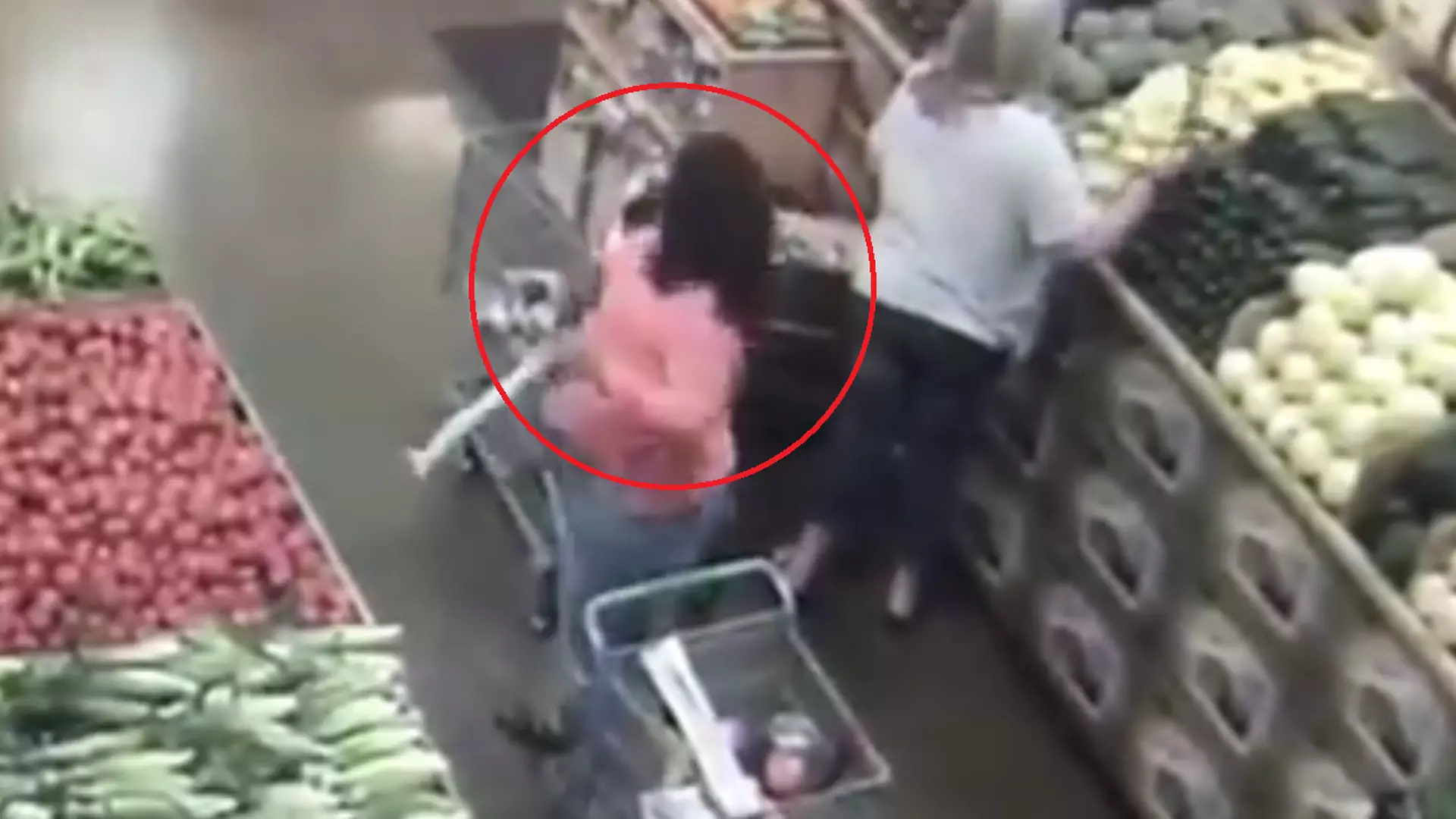 Uważaj na zakupach w supermarketach. Kobieta z nagrania została okradziona w 4 sekundy