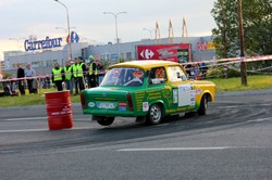 Ma 55 lat i nie rdzewieje! Tak komuniści motoryzowali świat trabantem
