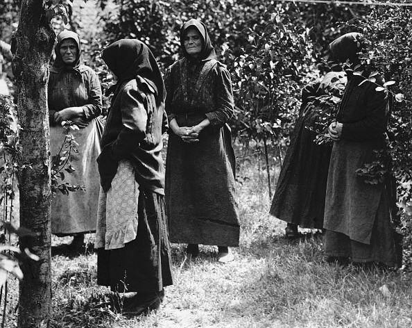 "Trucicielki z Szolnok" - Grupa kobiet oskarżonych o mordowanie krewnych w ogrodzie swojego prowizorycznego zakładu karnego w Nagyrevie Publikacja: Berliner Morgenpost 14.12.1929 r.